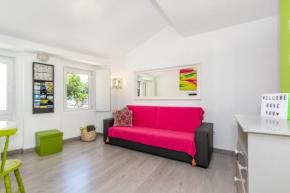 Apartamento com escada e pátio, em frente praia